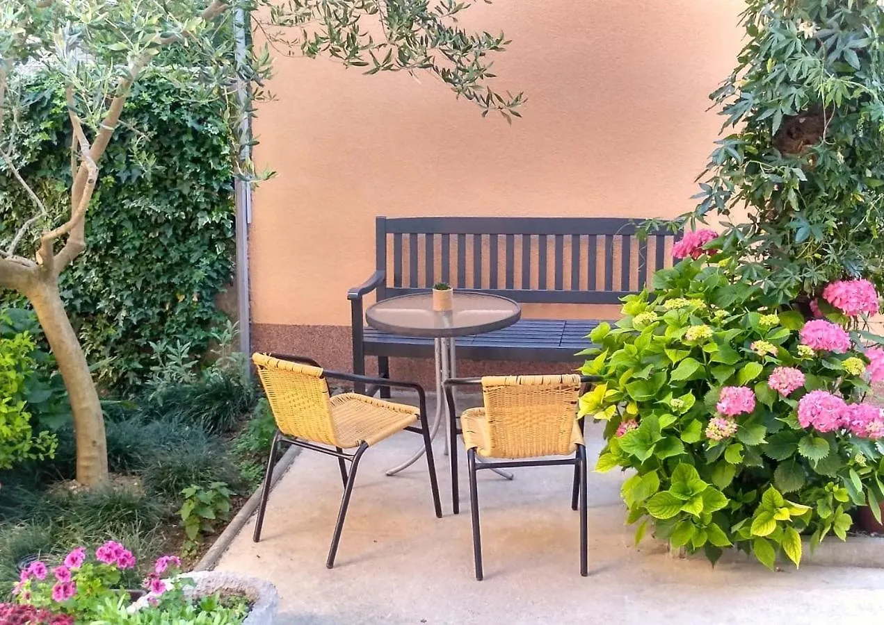 Apartments Cizmesija باشْكا